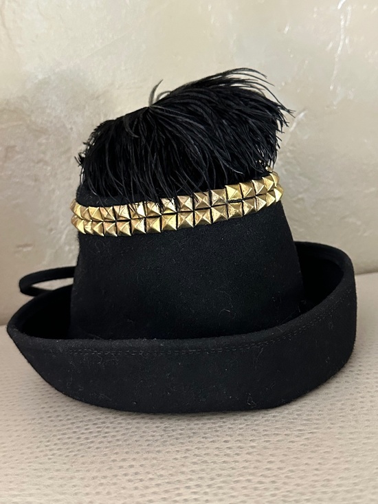 DAPPER 1940s\' BLACK FELT TILT HAT + GOLD STUDS & FEATHER main image 4